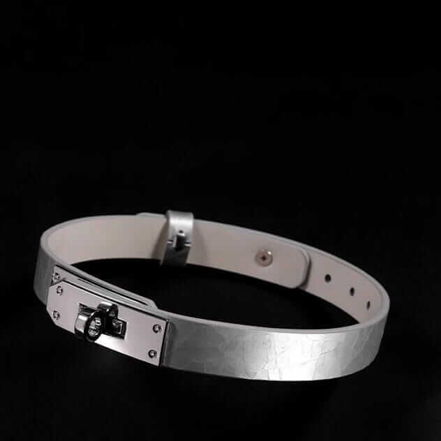 Alabaster Oath - Textured White Leather Turn-Lock Collar